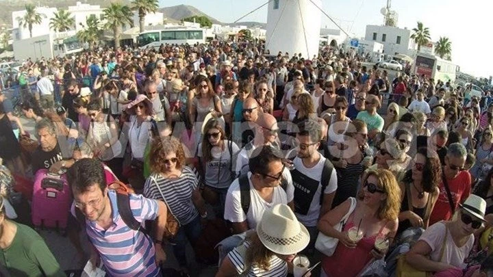 Ρεκόρ 30ετίας στην Πάρο – «Βούλιαξε» το νησί από τους τουρίστες